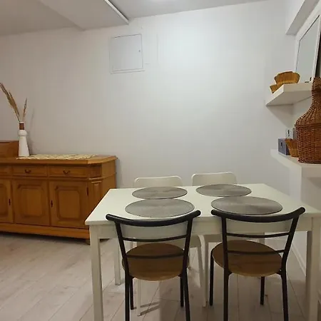 Tu 27 Apartment *